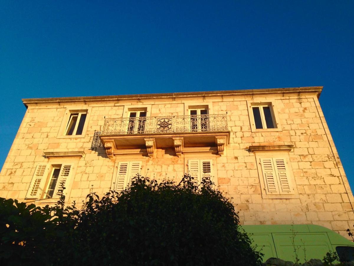 Palazzo Di Toma Apartment Milna  Exterior photo